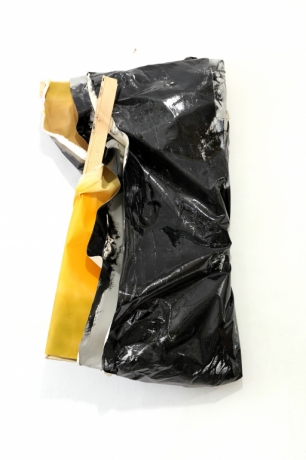 Wypluty, 2014, farba chlorokauczukowa, olej, spray na płótnie,  93 x 57 x 26 cm_fot